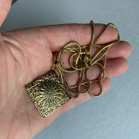 Vintage Gold Tone CH Carolina Herrera Square Filigree Pendant Long Necklace - Picture 7 of 10